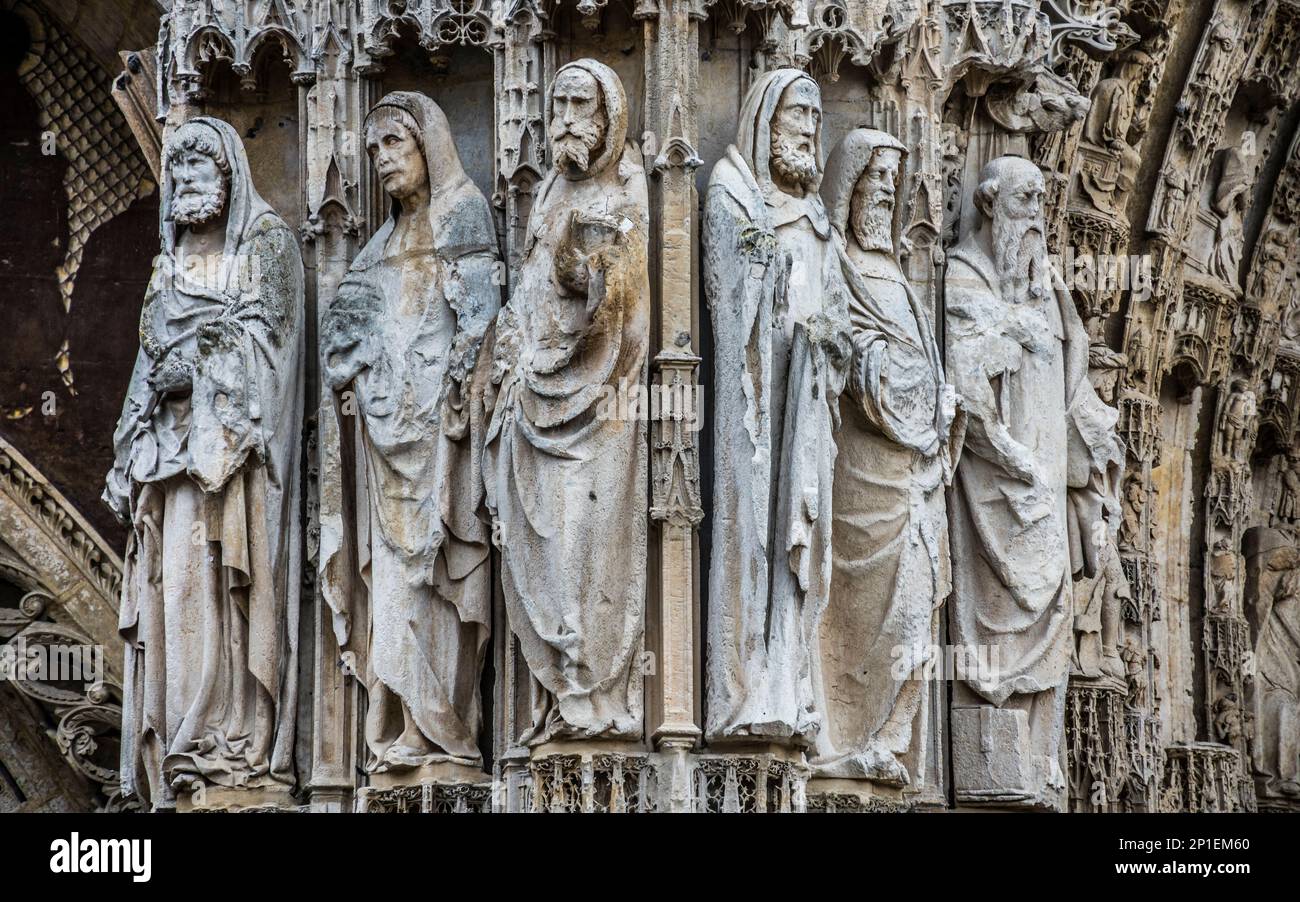 Estatuas de apóstoles en el frente oeste contrafuerte norte de la catedral de Rouen, Rouen, Normandía, Francia Foto de stock