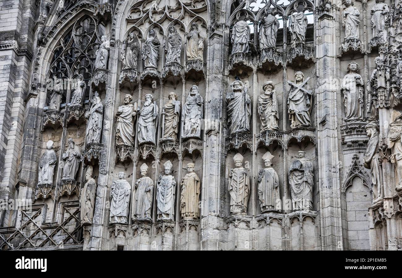 Estatuaria de arzobispos y apóstoles en el frente oeste de la catedral de Rouen, Rouen, Normandía, Francia Foto de stock