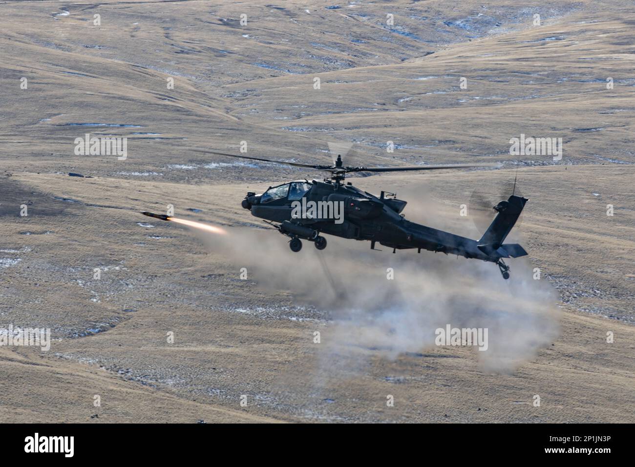 Soldados asignados al Batallón de Ataque 1-229, 16th Brigada de Aviación de Combate disparan un misil AGM-114 Hellfire desde su helicóptero AH-64E Apache en el Centro de Entrenamiento de Yakima, Washington el 24 de enero de 2023. EE.UU Foto del ejército por el capitán Kyle Abraham, 16th.ª Brigada de Aviación de Combate Foto de stock