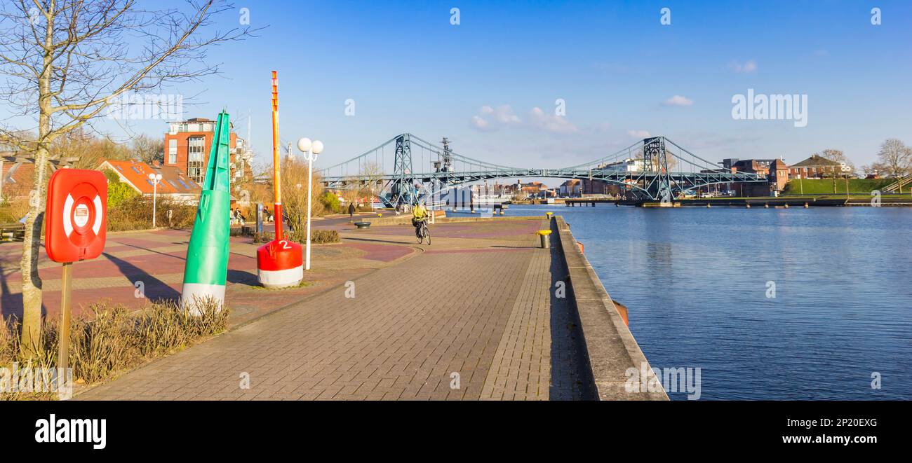Panorama del bulevar que conduce al puente histórico en Wilhelmshaven, Alemania Foto de stock