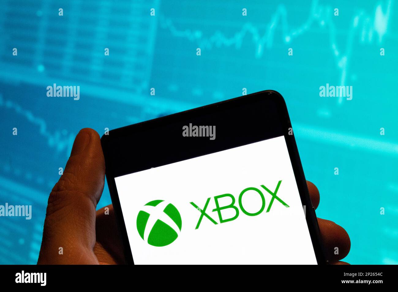 China. 15th de febrero de 2023. En esta ilustración fotográfica, el  logotipo de la marca estadounidense de videojuegos creada y propiedad de  Microsoft, Xbox, se muestra en un teléfono inteligente con un