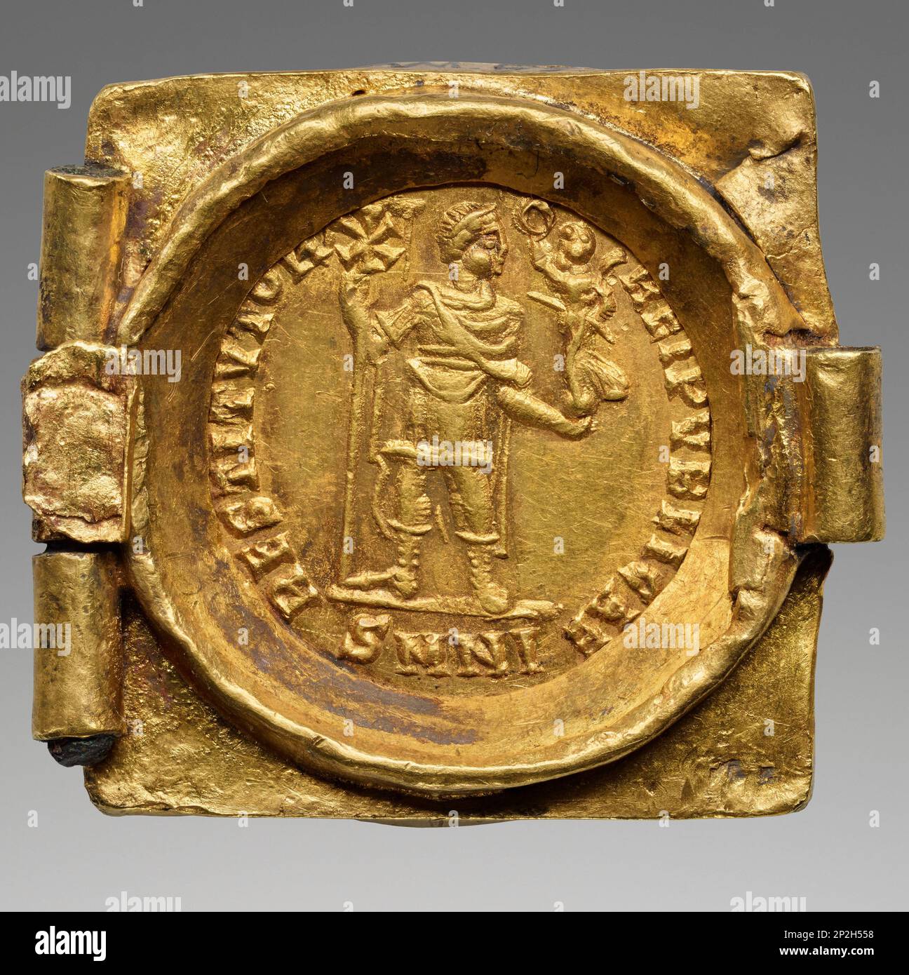 Enlace de un cinturón de monedas: Emperador con vexillum y coronación de la victoria, 379-395. Se encuentra en la colección del Museo J. Paul Getty de Los Ángeles. Foto de stock