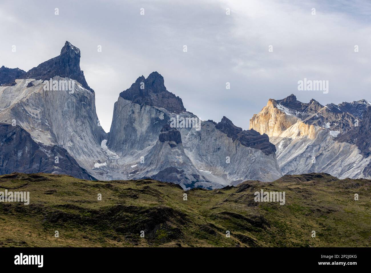 Impresionantes montañas del Parque Nacional Torres del Paine en Chile, Patagonia, América del Sur Foto de stock