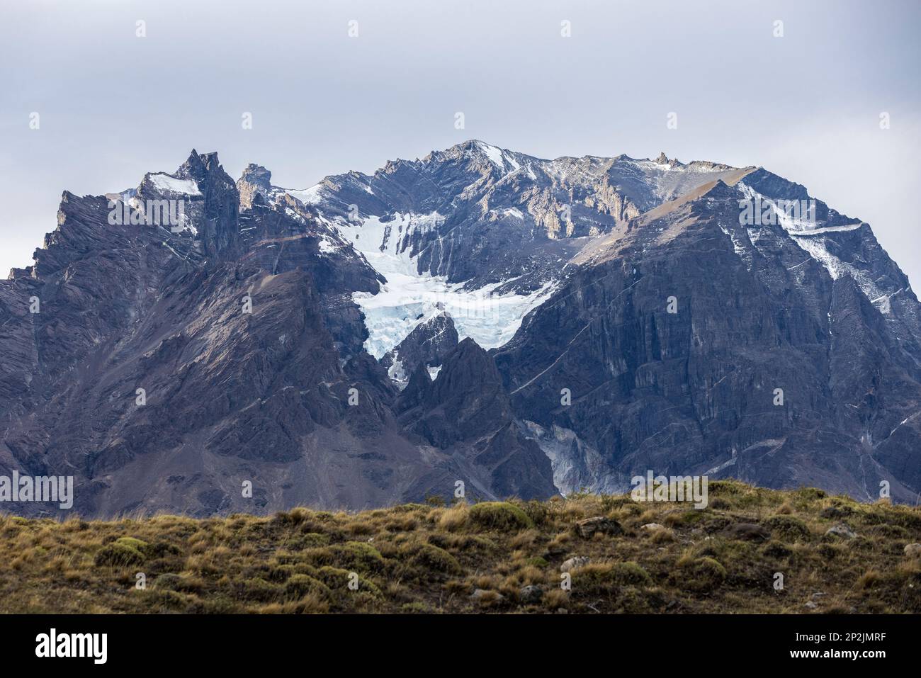 Montañas nevadas del Parque Nacional Torres del Paine en Chile, Patagonia, América del Sur Foto de stock