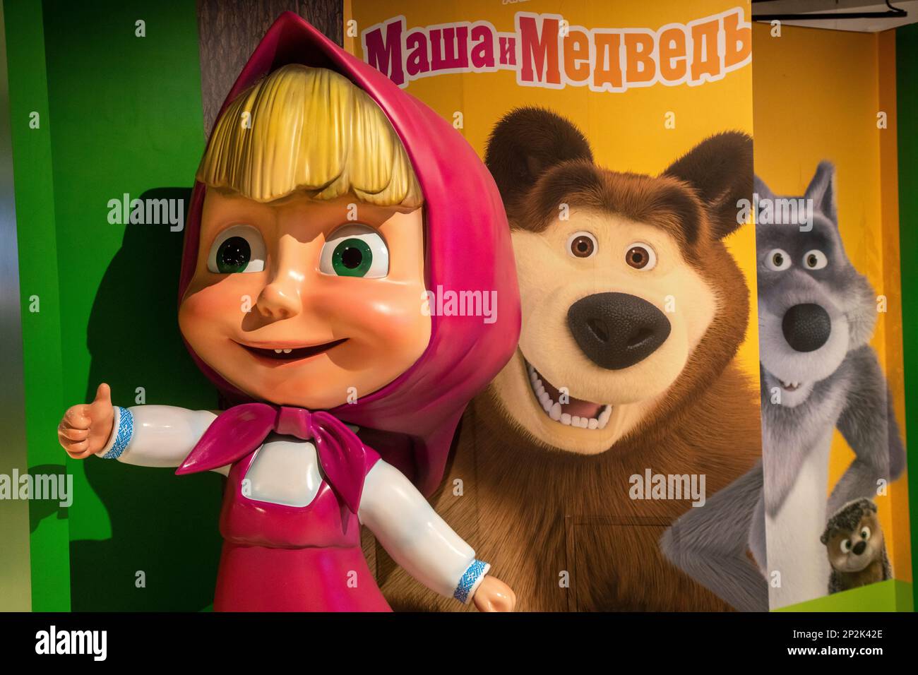 Masha y el oso fotografías e imágenes de alta resolución - Alamy