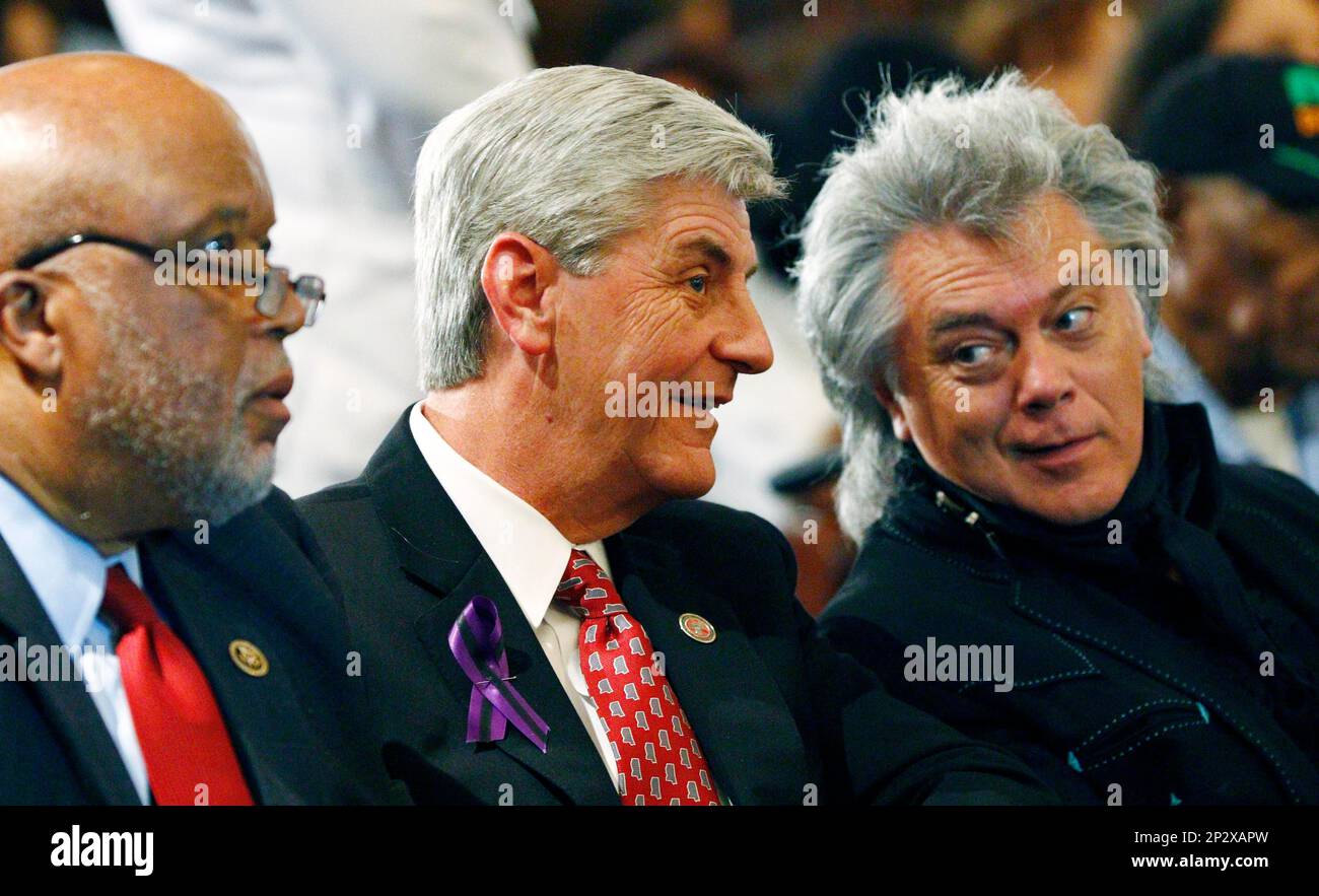 Mississippi Gov. Phil Bryant, center, talks with country music star