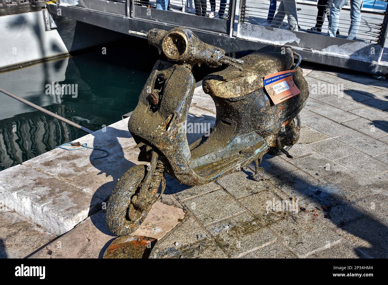 Marsella, Francia. 04th de marzo de 2023. Voluntarios de la asociación  Échos d'Océans liberaron un scooter del Puerto Viejo durante la  descontaminación de las aguas del Puerto Viejo de Marsella. La asociación