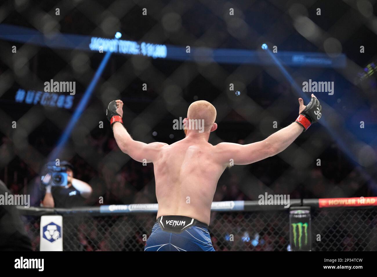 LAS VEGAS, NV 4 DE MARZO Bo Nickal celebra su victoria sobre Jamie