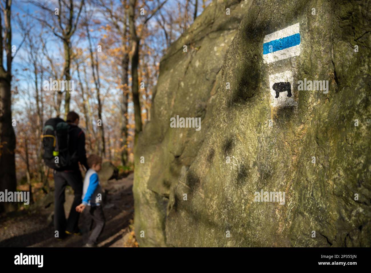 Designación de sendero turístico. Gente en el fondo. Montañas polacas Foto de stock