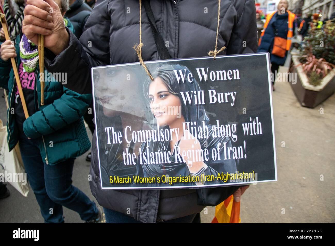 Londres, Reino Unido - 4 de marzo de 2023: Miles de mujeres, incluidas mujeres iraníes y afganas que llevaban consignas de 'libertad de vida de las mujeres', marcharon en el centro de Londres hacia Trafalgar Square para protestar contra la violencia masculina y por la igualdad de género. La marcha y el mitin formaron parte del evento anual Million Women Rise celebrado para conmemorar el Día Internacional de la Mujer. Crédito: Sinai Noor / Alamy Live News Foto de stock