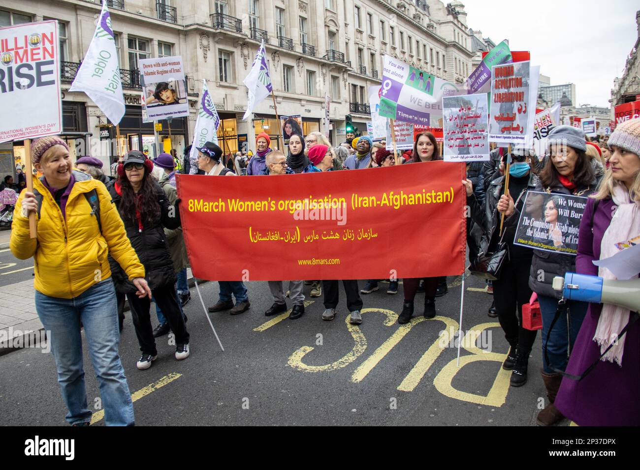 Londres, Reino Unido - 4 de marzo de 2023: Miles de mujeres, incluidas mujeres iraníes y afganas que llevaban consignas de 'libertad de vida de las mujeres', marcharon en el centro de Londres hacia Trafalgar Square para protestar contra la violencia masculina y por la igualdad de género. La marcha y el mitin formaron parte del evento anual Million Women Rise celebrado para conmemorar el Día Internacional de la Mujer. Crédito: Sinai Noor / Alamy Live News Foto de stock