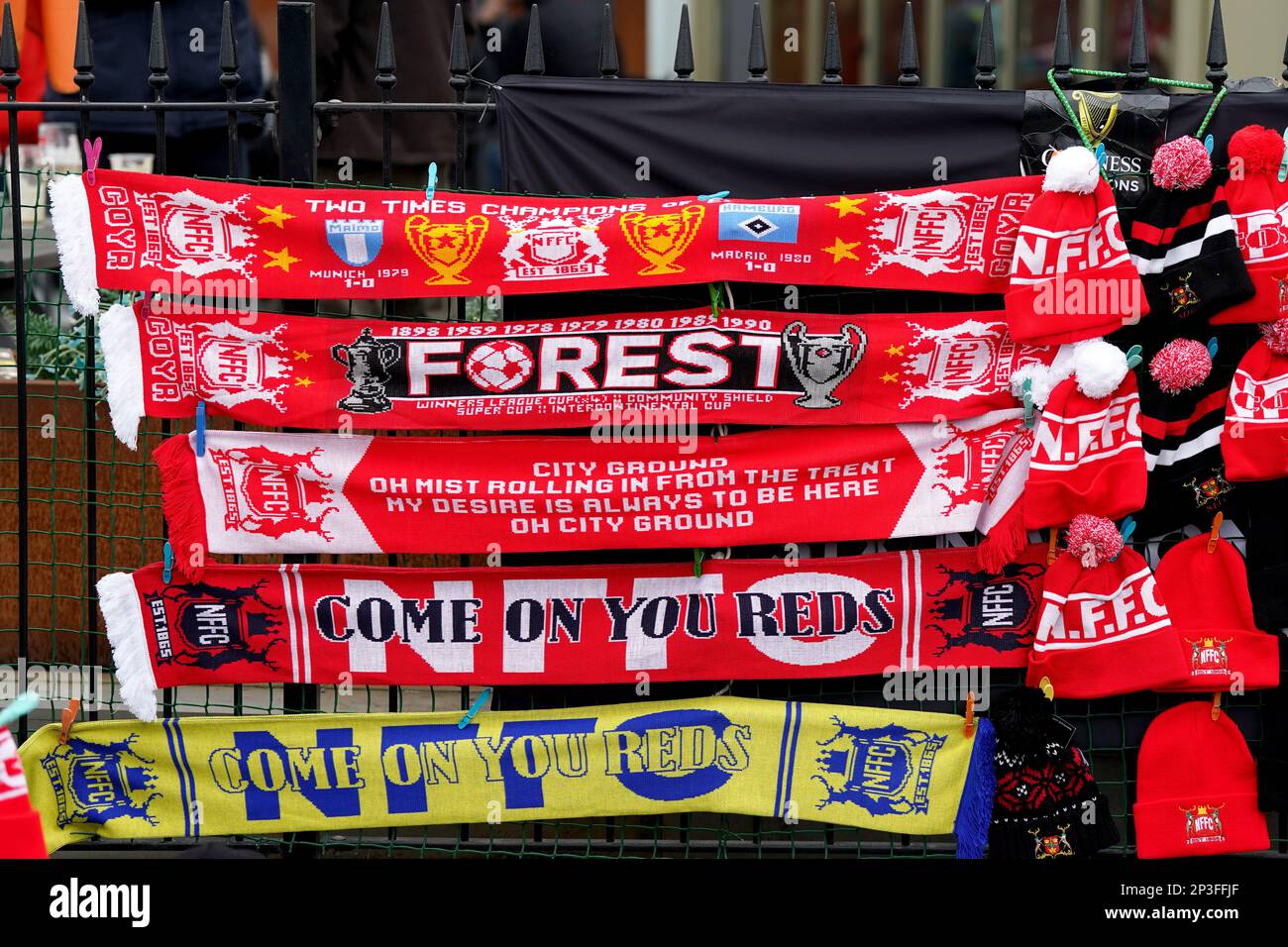 Nottingham Forest bufandas a la venta fuera de los terrenos antes del  partido de la Premier League en el City Ground, Nottingham. Fecha de la  fotografía: Domingo 5 de marzo de 2023