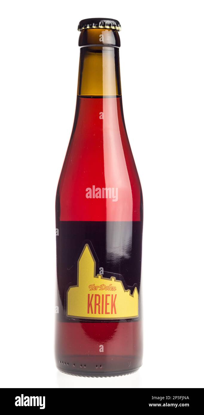 Botella de cerveza de fruta belga Ter Dolen Kriek aislada sobre un fondo blanco Foto de stock
