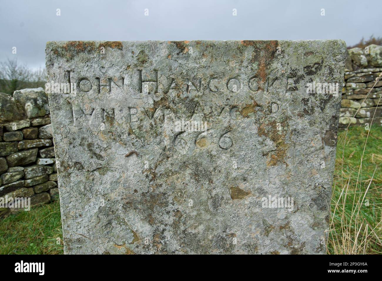 La tumba de John Hancock en el cementerio de la familia. La familia murió de peste bubónica en Eyam, Reino Unido, 1666. (Riley Graves, Riley Lane, Eyam, Derbyshire) Foto de stock