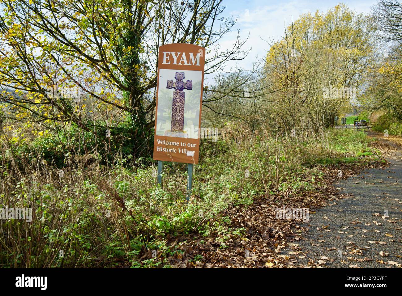 Una señal para el pueblo de Eyam que lee 'Eyam - Bienvenido a nuestro pueblo histórico'. Un pueblo británico conocido por la propagación de la peste Bubonic. Foto de stock