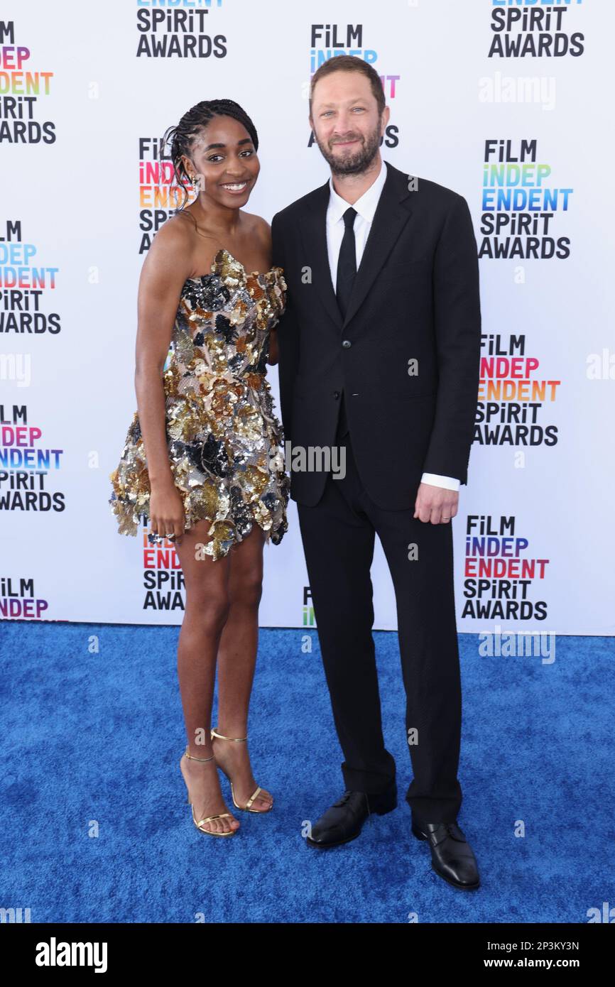 Santa Mónica, EE.UU. 04th de marzo de 2023. Ayo Edebiri y Ebon Moss-Bachrach asisten a los 2023 Film Independent Spirit Awards el 04 de marzo de 2023 en Santa Mónica, California. Foto: Crash/imageSPACE Crédito: Imagespace/Alamy Live News Foto de stock