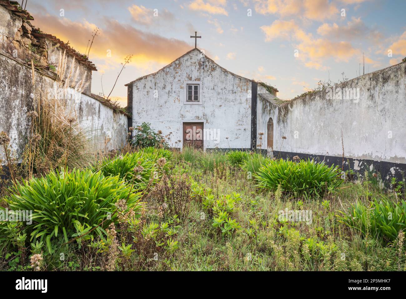 Antigua iglesia abandonada y terrenos cubiertos al amanecer, Óbidos, Región Central, Portugal, Europa Foto de stock
