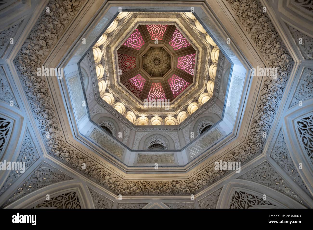 Interior del Palacio de Monserrate mirando hacia arriba en la cúpula, Sintra, Región de Lisboa, Portugal, Europa Foto de stock