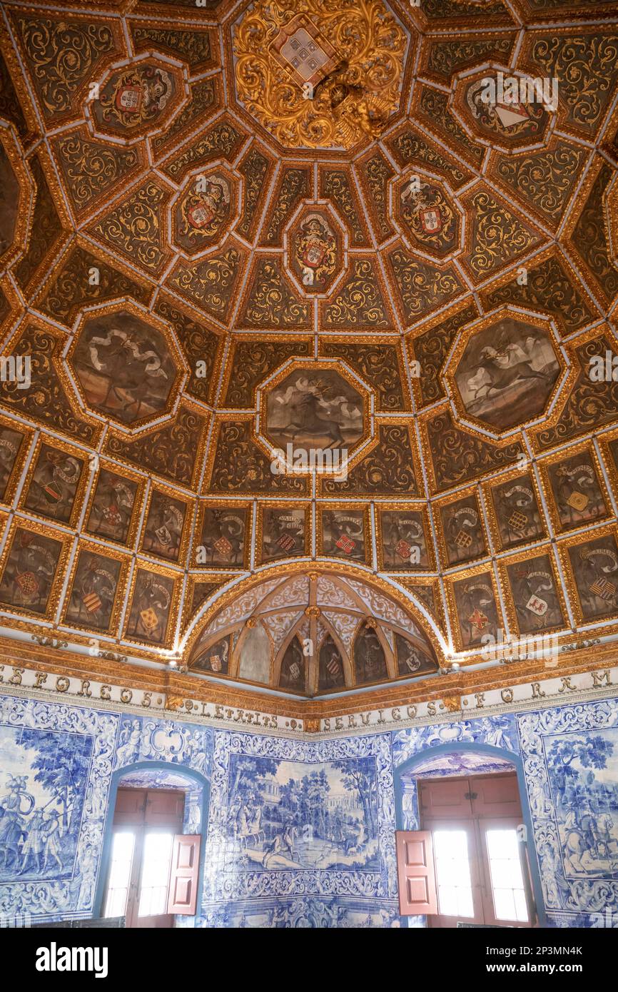 Sala das Brasoes mostrando el techo con escudos de armas de las familias nobles dentro del Palacio Nacional de Sintra, Sintra, Región de Lisboa, Portugal, Europa Foto de stock