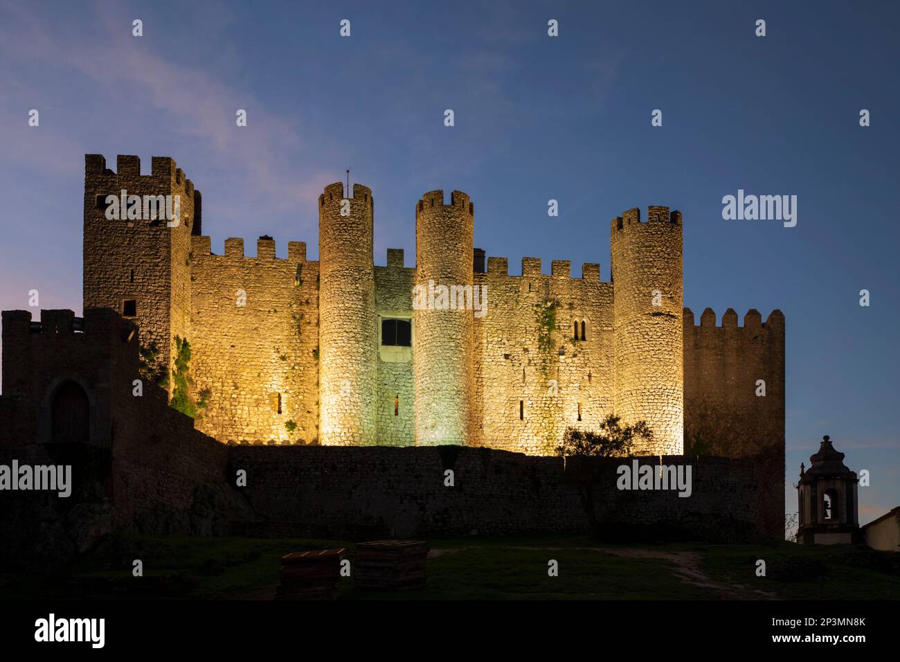 Castillo de Obidos iluminado por la noche, Obidos, Región Central, Portugal, Europa Foto de stock