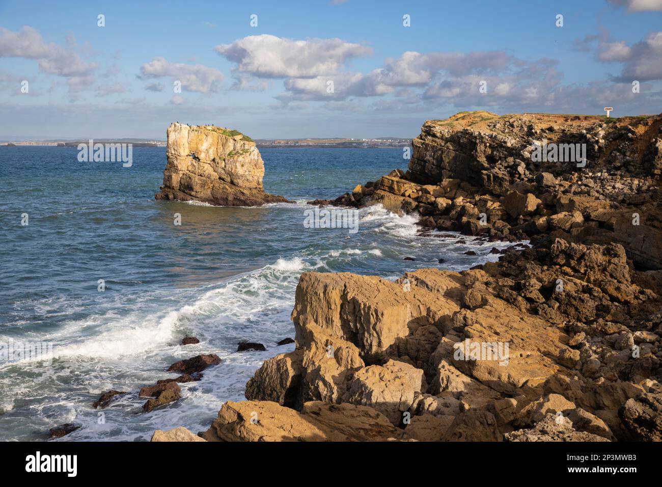 Olas del Océano Atlántico rompiendo en rocas en Limbo do Leste, Peniche, Región Central, Portugal, Europa Foto de stock