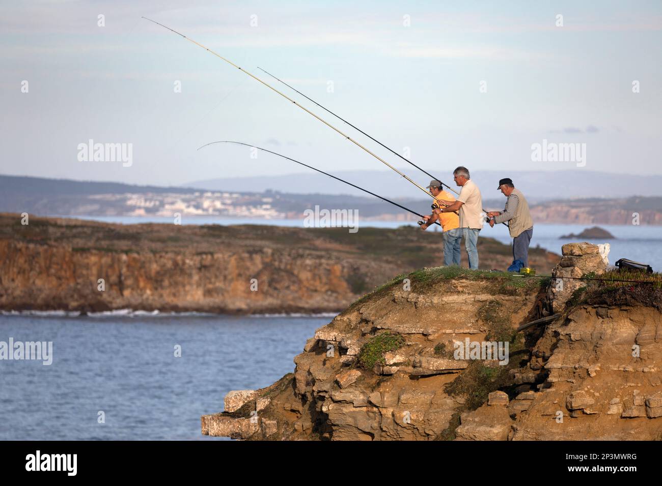 Pescadores en la cima de los acantilados a lo largo del Cabo Carvoeiro pesca en el océano Atlántico, Peniche, Región Central, Portugal, Europa Foto de stock