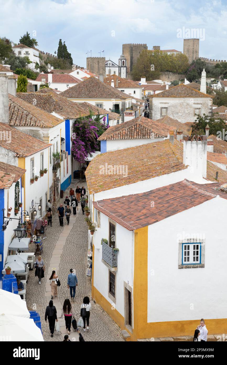 Vista a lo largo de Rua Direita desde las murallas de la ciudad con el castillo de Obidos detrás, Obidos, Región Central, Portugal, Europa Foto de stock