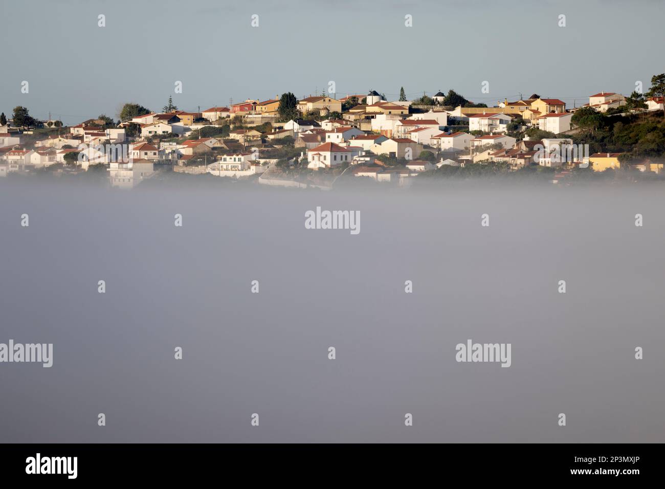 Pueblo de Sobral da Lagoa de pie por encima de la niebla de la mañana, Sobral da Lagoa, Región Central, Portugal, Europa Foto de stock