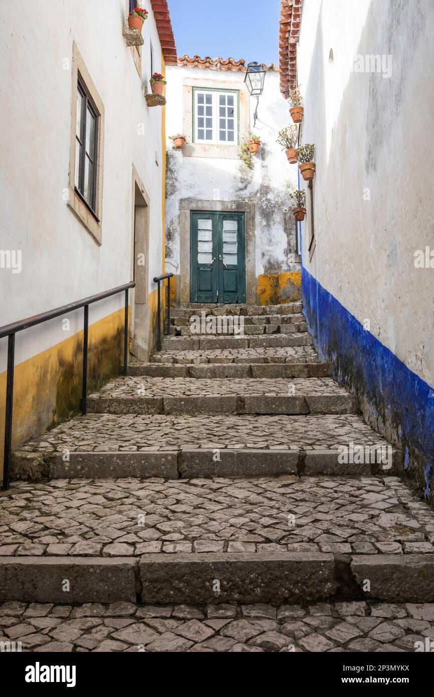 Calle adoquinada en el casco antiguo, Óbidos, Región Central, Portugal, Europa Foto de stock