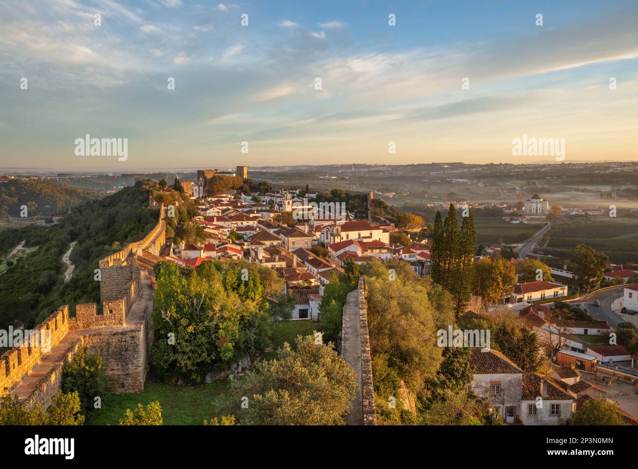 Vista sobre el casco antiguo y las murallas de Óbidos en la niebla de la mañana, Óbidos, Región Central, Portugal, Europa Foto de stock