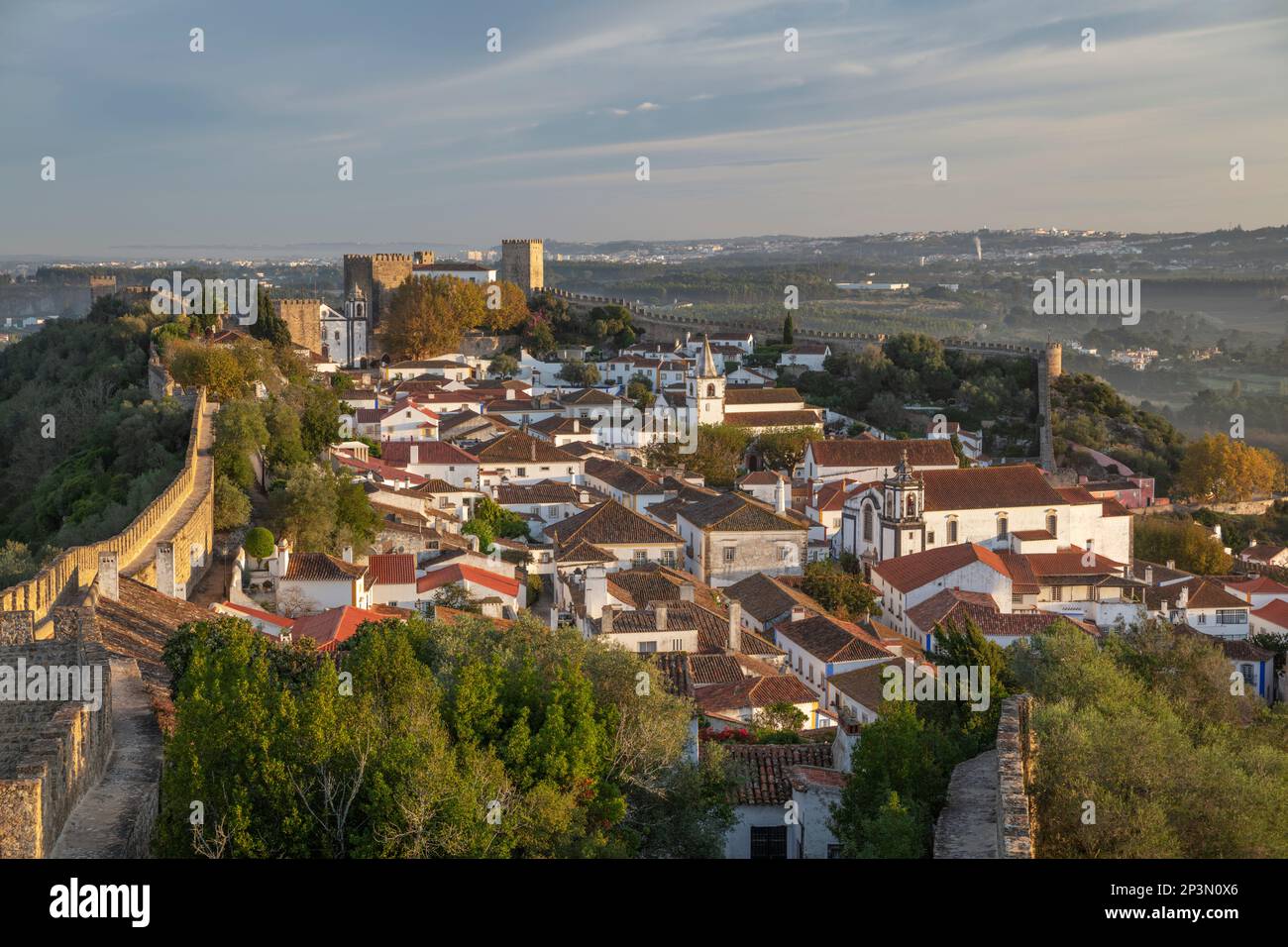 Vista sobre el casco antiguo y las murallas de Óbidos en la niebla de la mañana, Óbidos, Región Central, Portugal, Europa Foto de stock