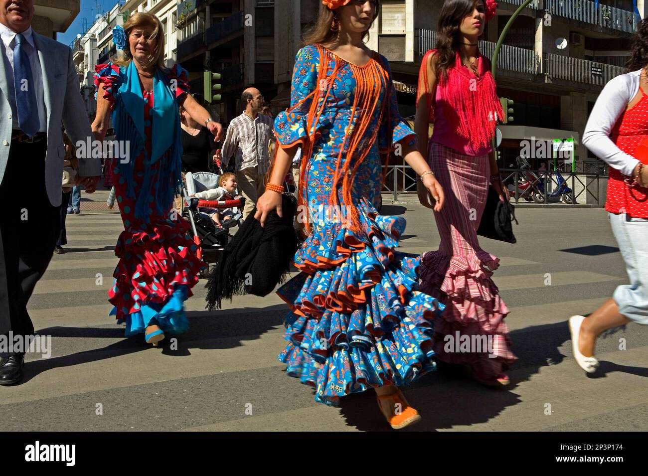 Feria de Abril, las mujeres jóvenes vistiendo un traje flamenco  tradicional, Sevilla, en la región de Andalucía, España, Europa Fotografía  de stock - Alamy