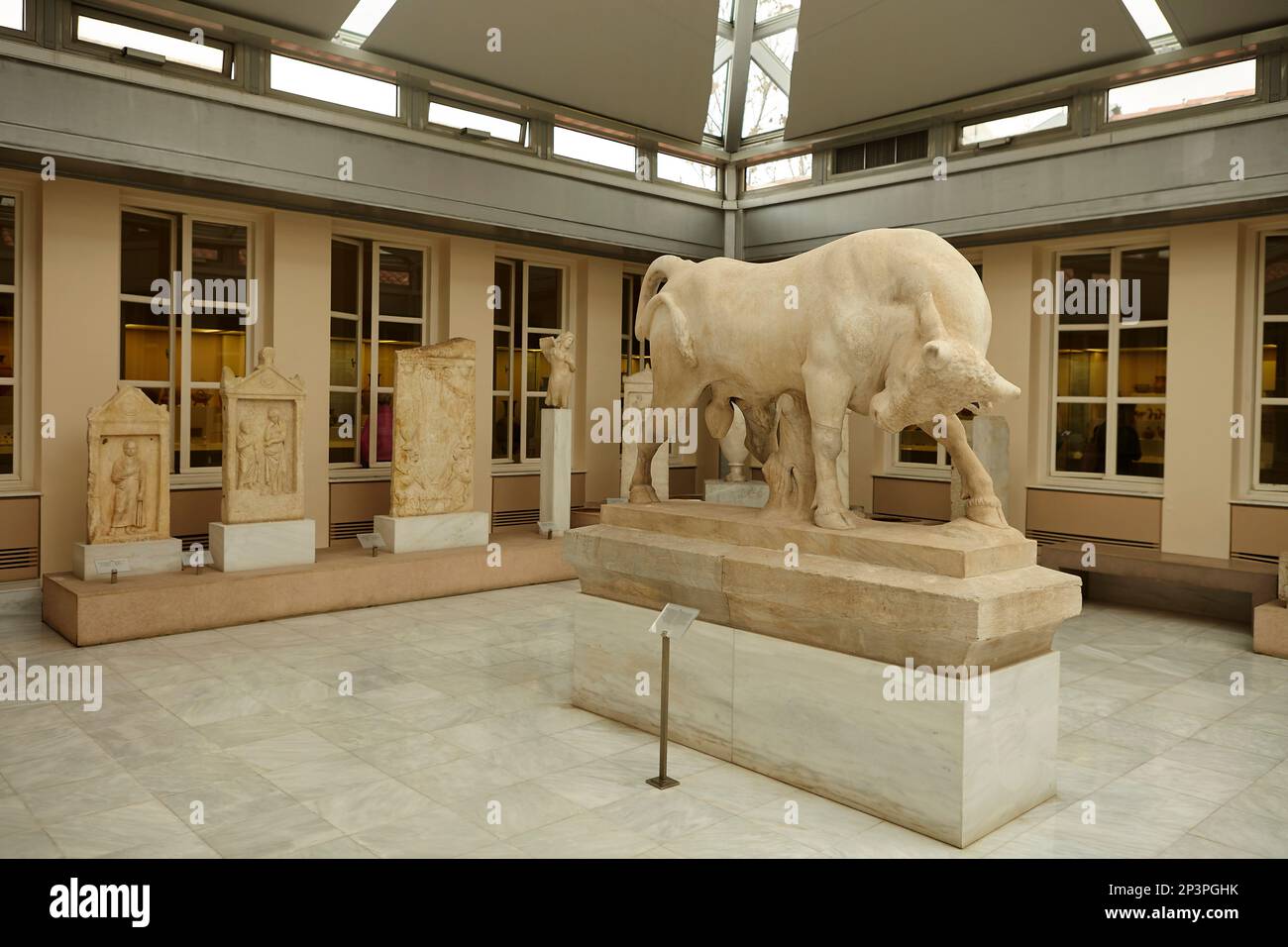 El “toro furioso”, el monumento epitafio de dionisios de kollytos, Museo Kerameikos Foto de stock