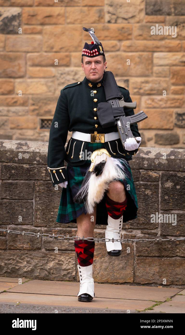 EDIMBURGO, ESCOCIA, EUROPA - La guardia del Castillo de Edimburgo marchando. Foto de stock