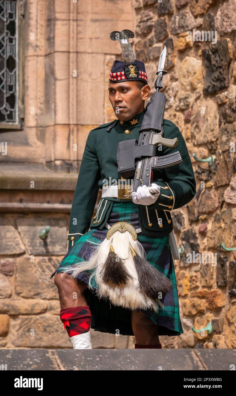 EDIMBURGO, ESCOCIA, EUROPA - Guardia del Castillo de Edimburgo, en el Monumento Nacional de Guerra de Escocia. Foto de stock