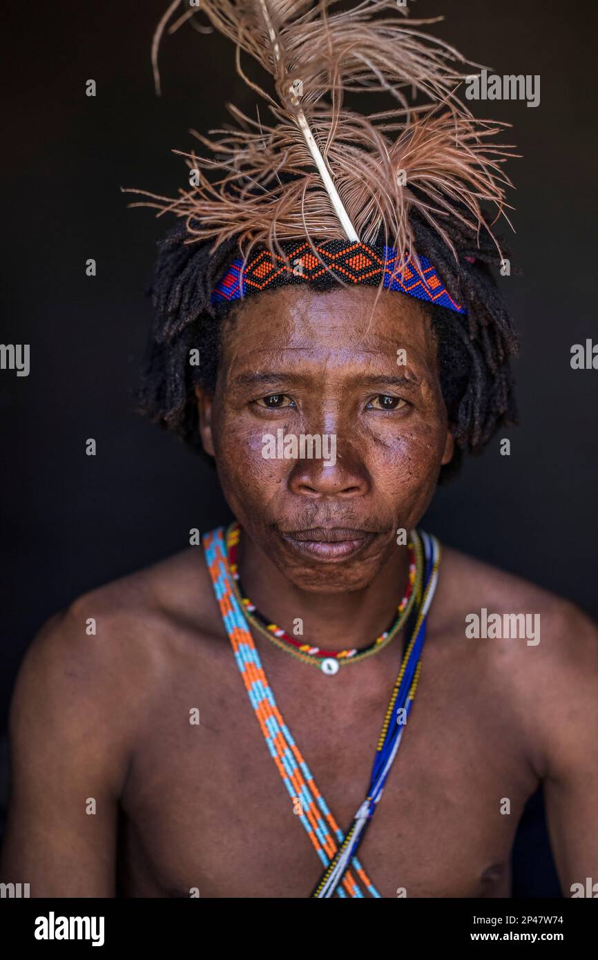 África, Botsuana, desierto de Kalahari. Retrato de un cazador-recolector del pueblo !Kung, parte de la tribu San en Botswana. Foto de stock