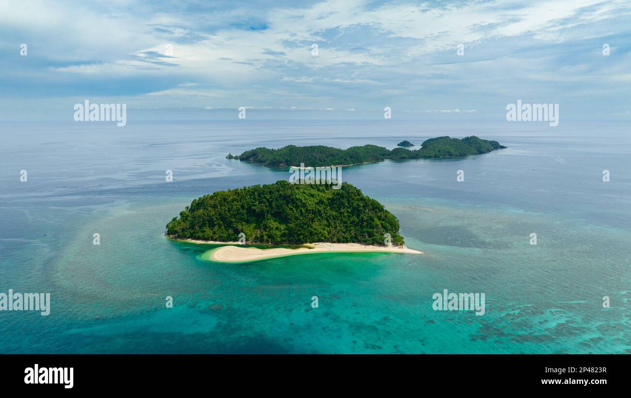Las islas tropicales y el océano azul. Seascape en los trópicos