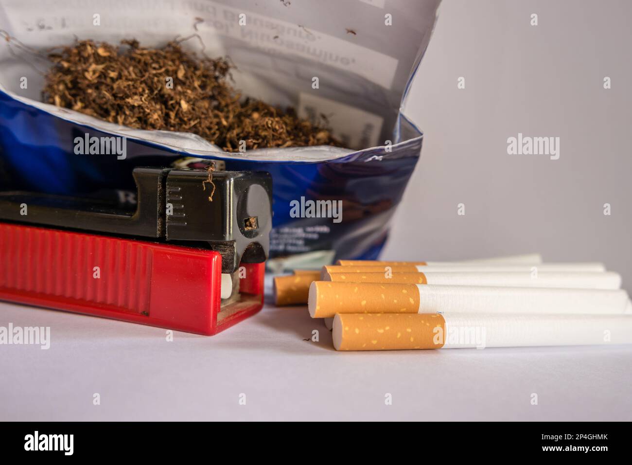 Tabaco y máquina de apisonado con cigarrillos Foto de stock