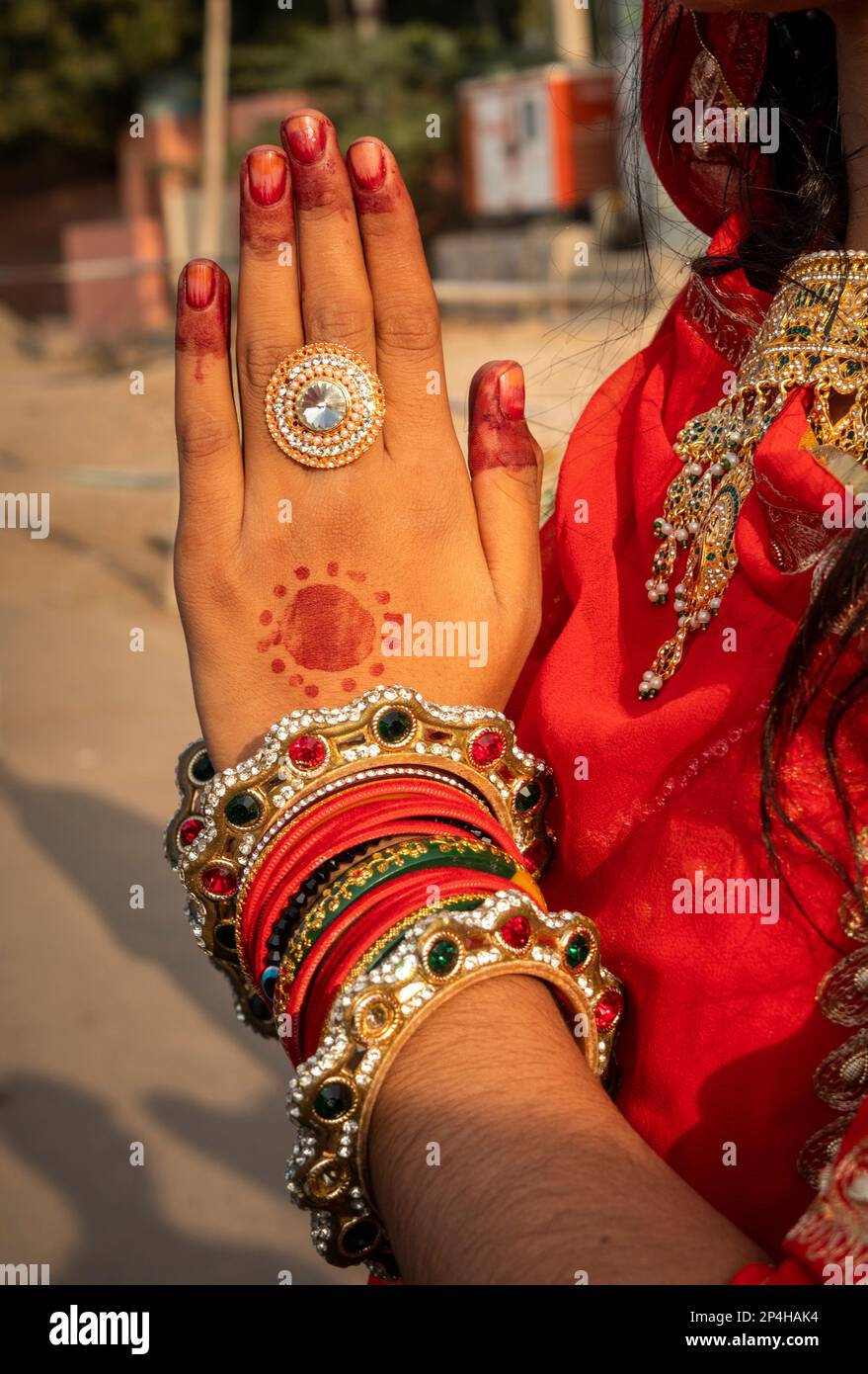 India, Rajastán, Bikaner, Desfile del Festival del Camello, Manos de Rajastán mujer en sari rojo haciendo gesto de Namaste Foto de stock