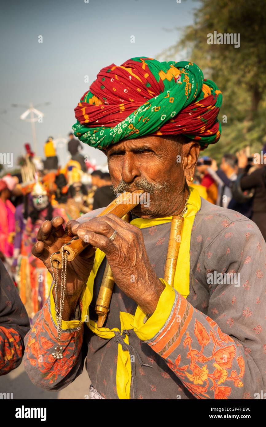 India, Rajastán, Bikaner, Desfile del Festival del Camello, cultura, Músico Rajasthani masculino tradicional tocando la flauta doble Algoza Foto de stock
