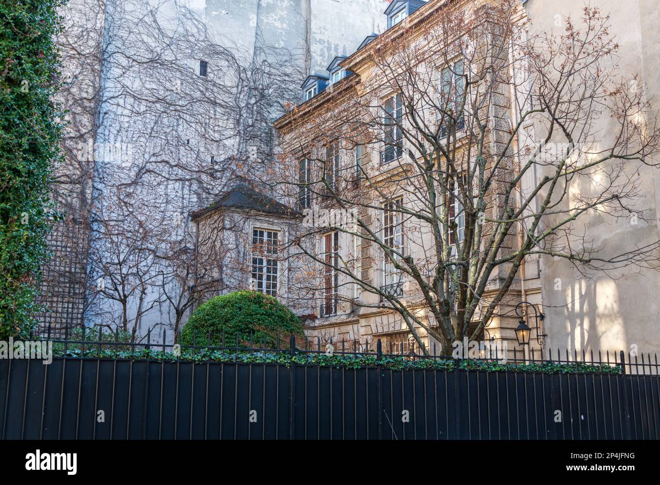La parte trasera del Hotel Le Pavillon de la Reine en la Place Des Vosges en el Marais, París. Foto de stock