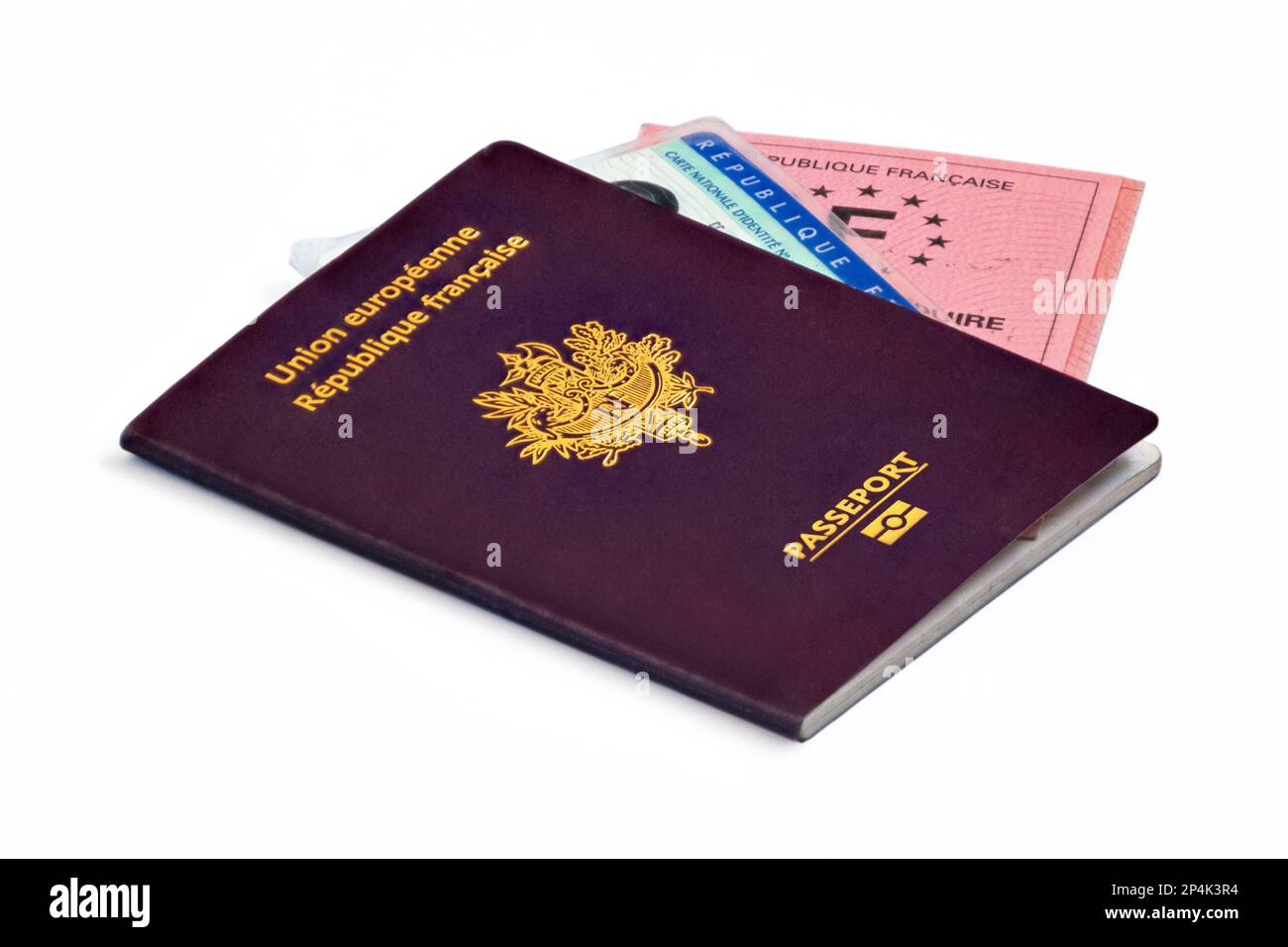 Toma de estudio de un conjunto de documentos de identificación franceses. De adelante hacia atrás, un pasaporte biométrico, una tarjeta de identificación y una licencia de conducir. Foto de stock