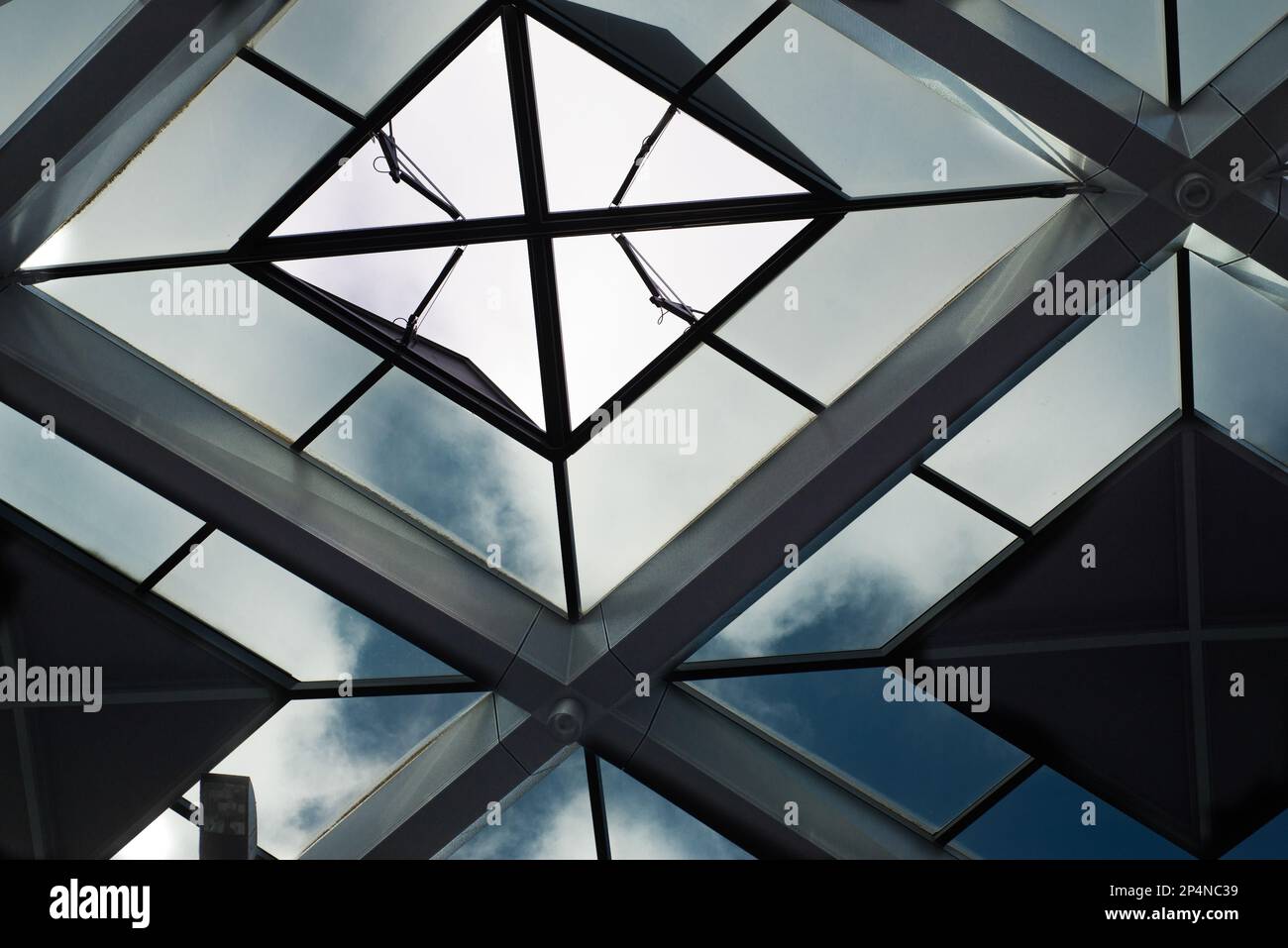 Den Haag: 10 de octubre de 2017, Países Bajos - Detalles del techo de la estación central de Den Haag como ejemplo de arquitectura moderna Foto de stock