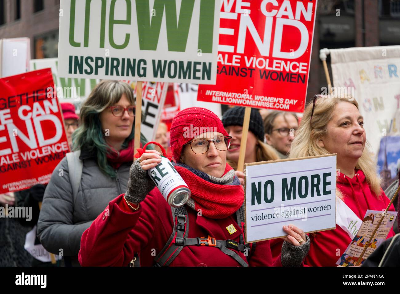Cartel de 'No More Violence Agains Women', marcha anual 'Million Women Rise' contra la violencia contra las mujeres, Londres, Reino Unido 04/03/2023 Foto de stock