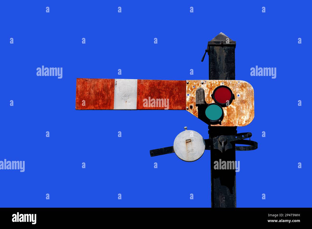 Indicador de semáforo de ferrocarril italiano antiguo vintage que muestra, señal con len rojo naranja y verde aislado en el cielo azul con ruta de recorte incluida Foto de stock