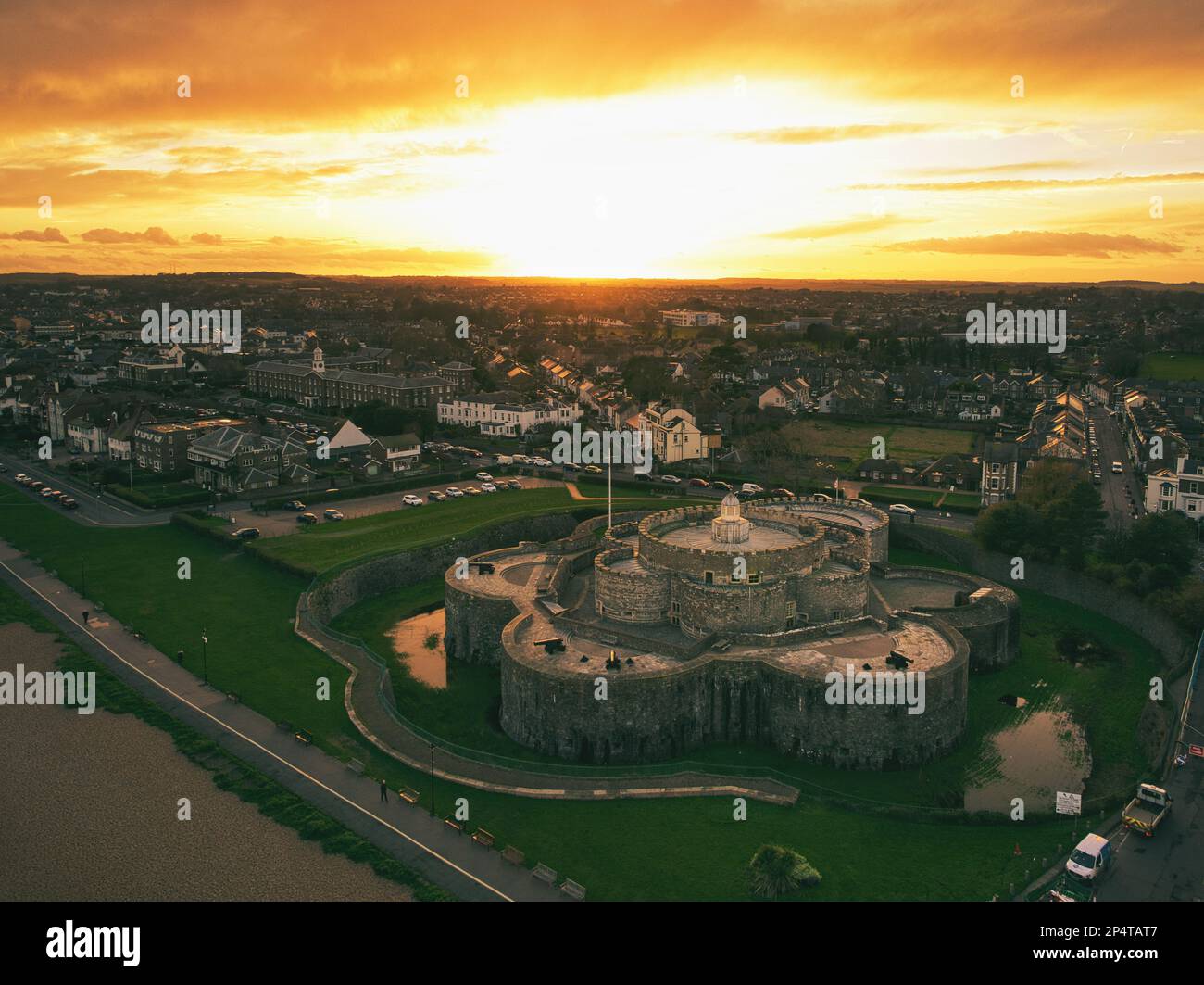Vista aérea del castillo Deal iluminado por la puesta de sol dorada en Walmer, Inglaterra Foto de stock