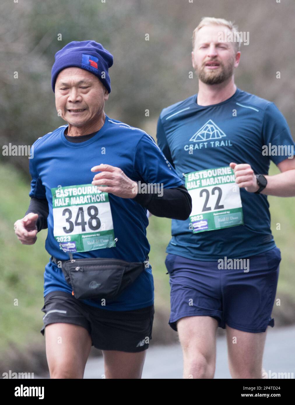 Eastbourne, Reino Unido. 5th de marzo de 2023. Los corredores que pasan el punto de 4 millas en la media maratón de Eastbourne. Crédito: Newspics UK South/Alamy LIVE News Foto de stock