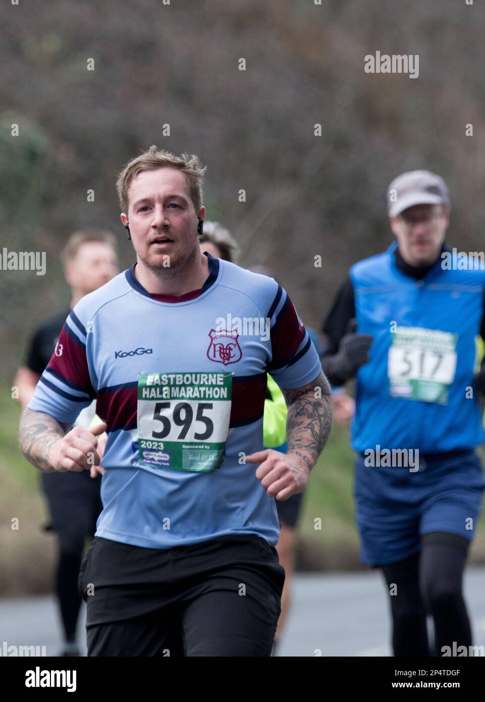 Eastbourne, Reino Unido. 5th de marzo de 2023. Los corredores que pasan el punto de 4 millas en la media maratón de Eastbourne. Crédito: Newspics UK South/Alamy LIVE News Foto de stock