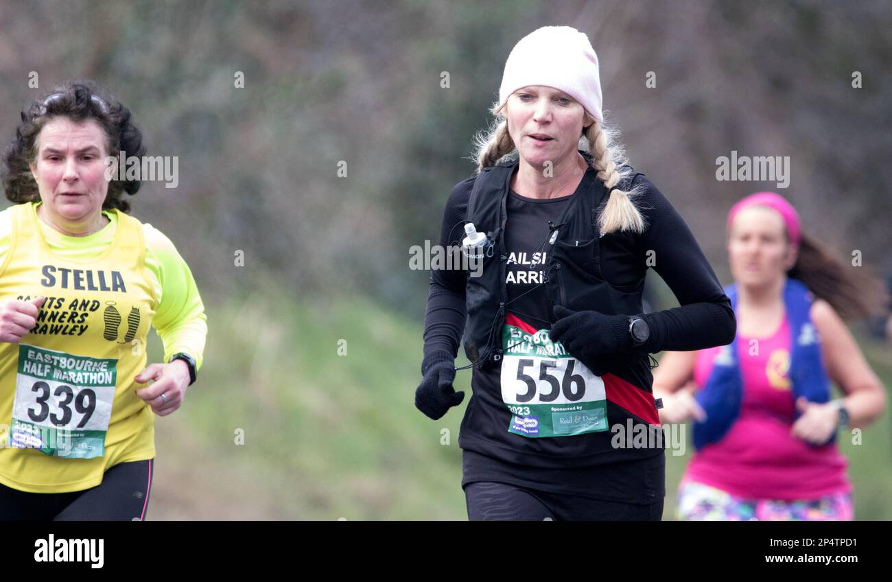 Eastbourne, Reino Unido. 5th de marzo de 2023. Los corredores que pasan el punto de 4 millas en la media maratón de Eastbourne. Crédito: Newspics UK South/Alamy LIVE News Foto de stock