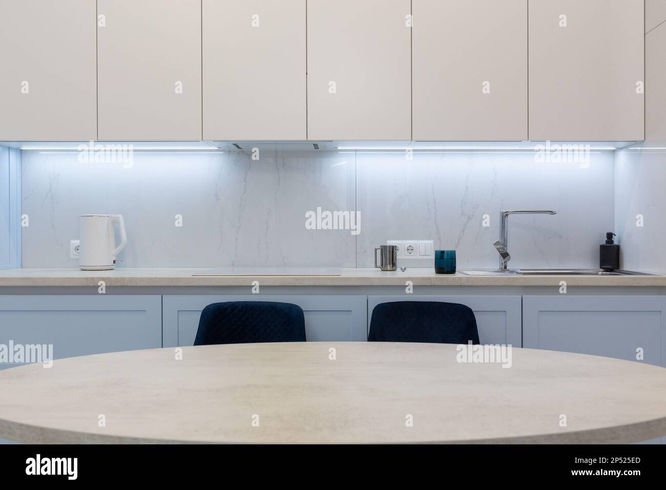 Mesa redonda de cocina fotografías e imágenes de alta resolución - Alamy